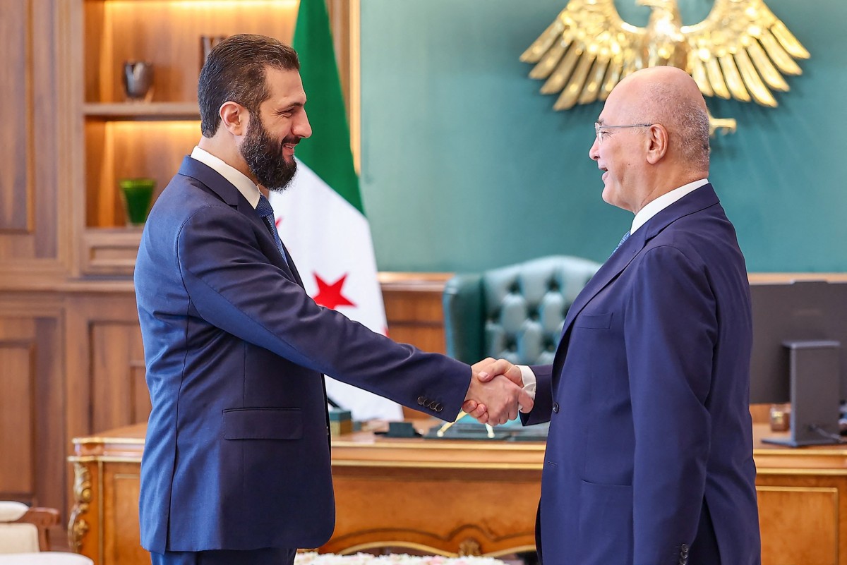 کۆبوونەوەی بەرهەم ئەحمەد ساڵح، کۆمیسیارى باڵاى نەتەوە یەکگرتووەکان بۆ کارووبارى پەنابەران،  لەگەڵ ئەحمەد شەرع سەرککۆماری سووریا بۆ قۆناغی ڕاگوزەر کۆبووەوە، فۆتۆ: AFP