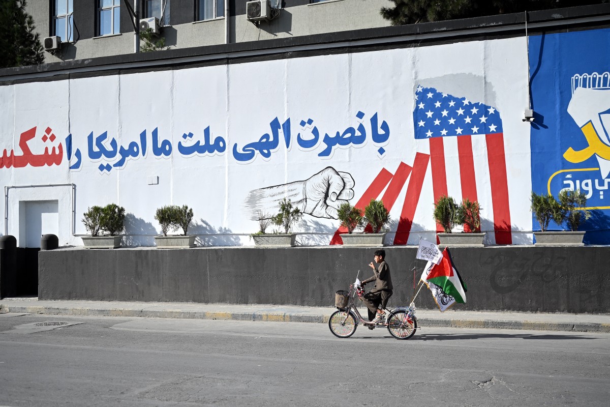 هاوکات لەگەڵ پێنجەمین ساڵیادی گەڕاندنەوەی تالیبان بۆ سەر دەسەڵات لە ئەفغانستان لەسەر یەکێک لە دیوارەکانی شاری کابول نووسراوە "میللەتەکەمان بە یارمەتی خودا ئەمریکای تێکشکاندووە". فۆتۆ: AFP