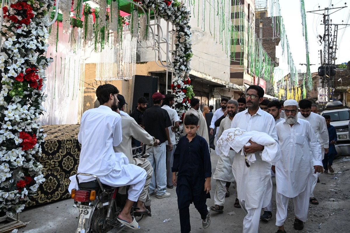 پیاوێک تەرمی منداڵێکی تازە لەدایکبووی هەڵگرتووە، کە بەهۆی ئاگرکەوتنەوە لە بەشی منداڵبوونی نەخۆشخانەی نەخۆشخانەی پەیمانگای زانستە پزیشکییەکانی پاکستان  گیانی لەدەستداوە. فۆتۆ: AFP  