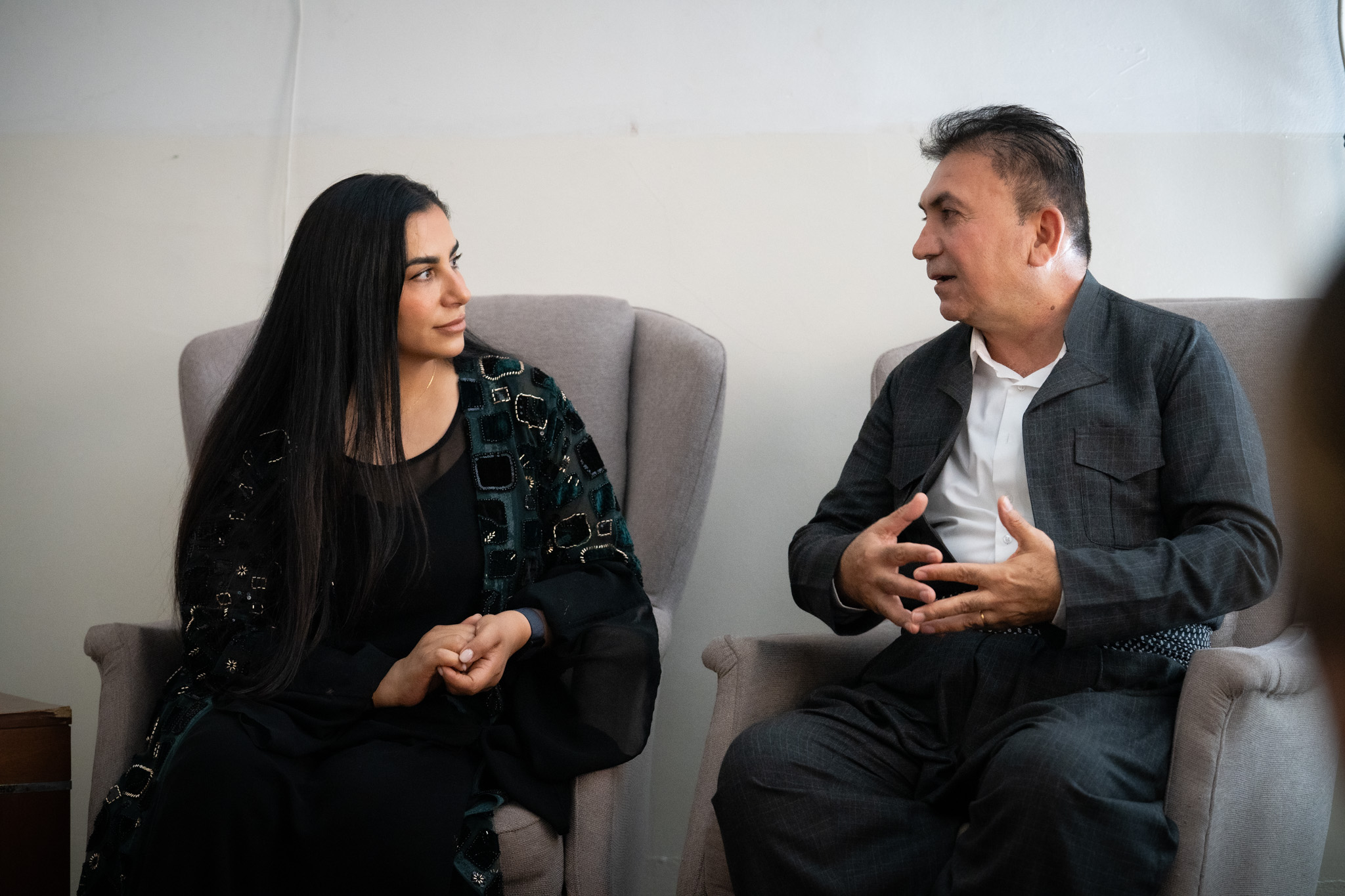 لاڤە حیکمەت، سەرپەرشتیاری یەکێتیی ژنانی کوردستان لەکاتی سەردانی بۆ لای محەممەد ئەمین، نوێنەری جووتیارانی شەناغە و سەرگەڕان