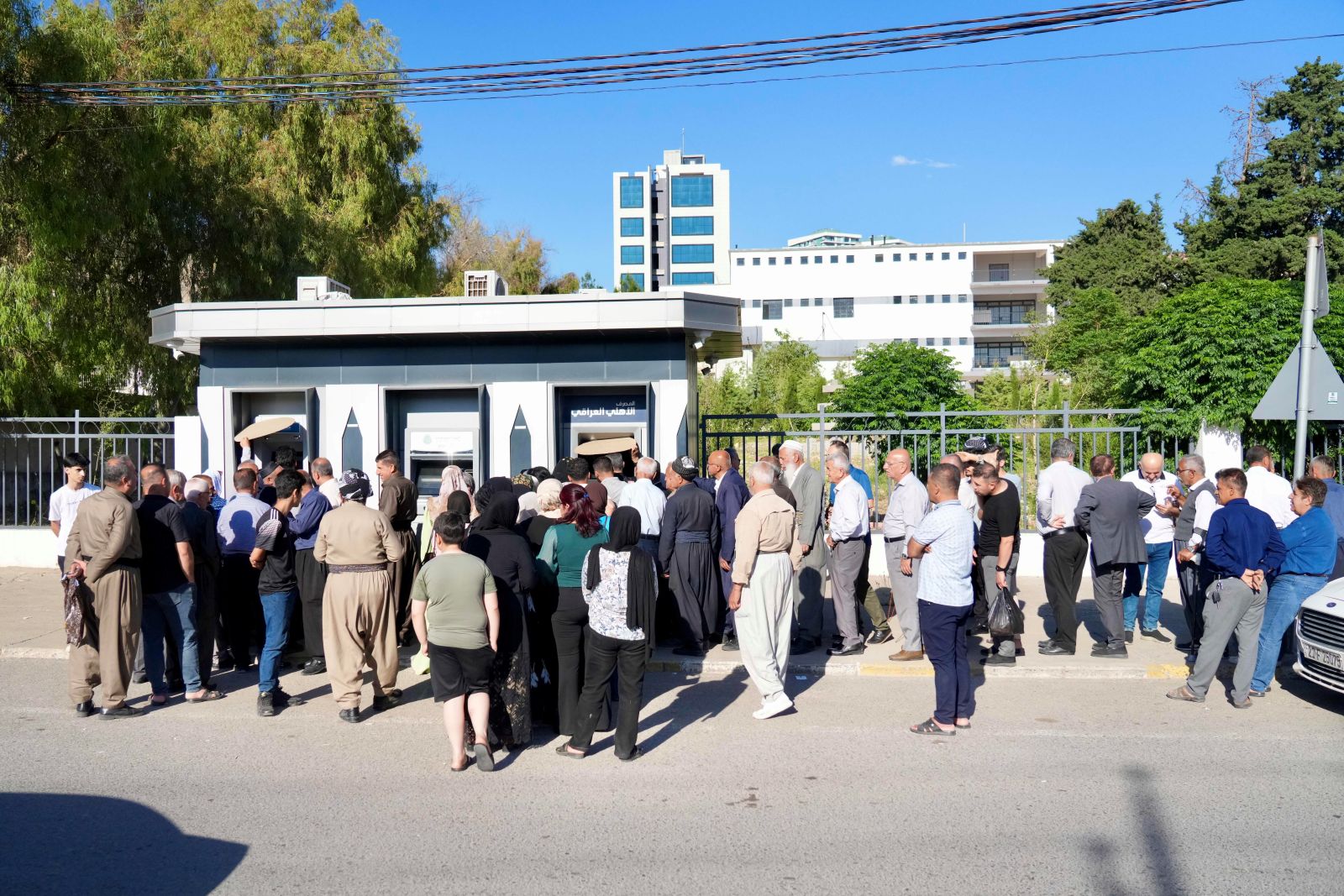 هاونیشتمانیان لە کاتی وەرگرتنی مووچە لە ئامێرەکانی ئەی تی ئێم
