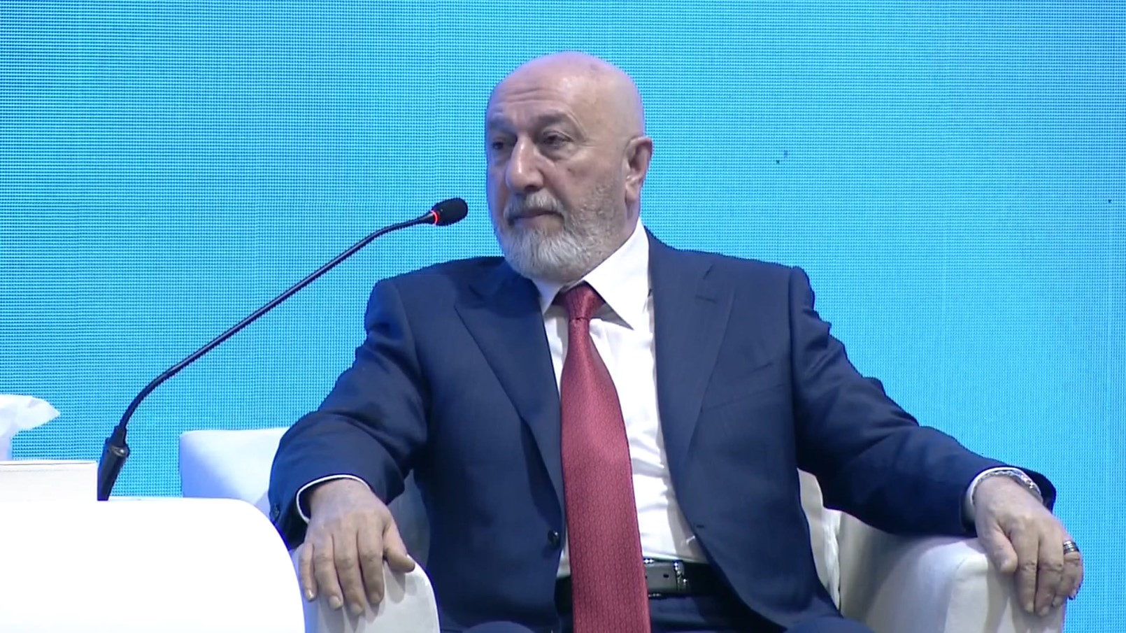 نزار ئامێدی، سەرۆککۆماری عێراق لە کاتی پێشکەشکردنی گوتەکانی لە دیداری بەغداد