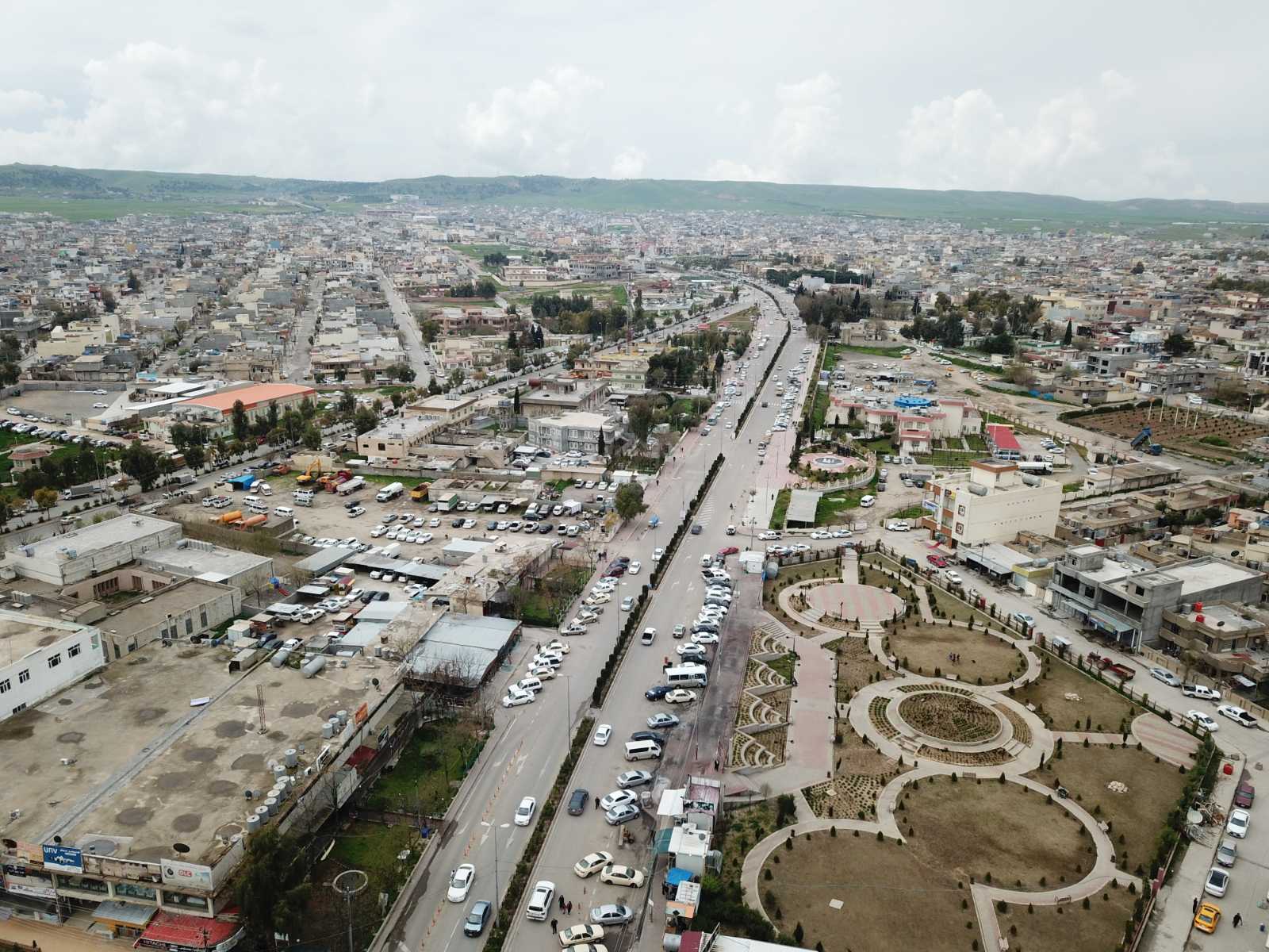 دیمەنێکی گشتیی چەمچەماڵ بە ئاسمانەوە
