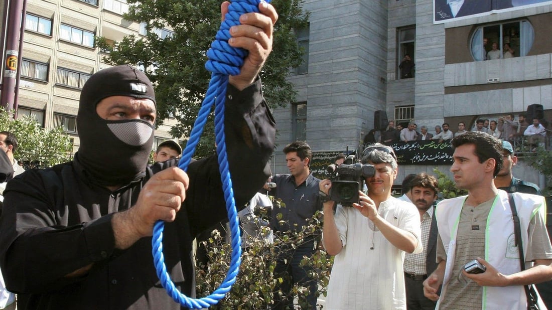 ساتى بەجێگەیاندنى سزای لە سێدارەدان لە یەکێک لە شەقامەکانى تارانى پایتەخت