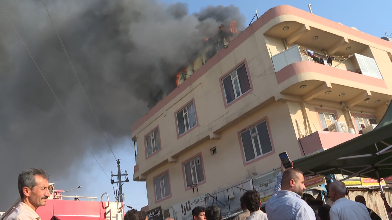 دیمەنی ئاگرەوتنەوەکەی باڵەخانەکەی دارەسووتاوەکە