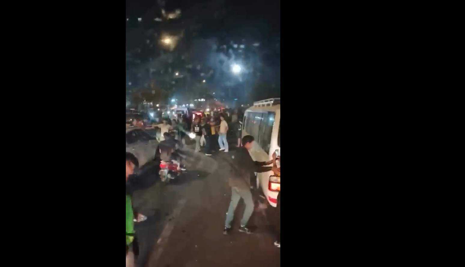 دیمەنی هێرشی کۆمەڵێک هاندەری یانەی شوڕتە لە ناوەندی بەغداد بۆ سەر پاسی هاندەرانی یانەی هەولێر. 