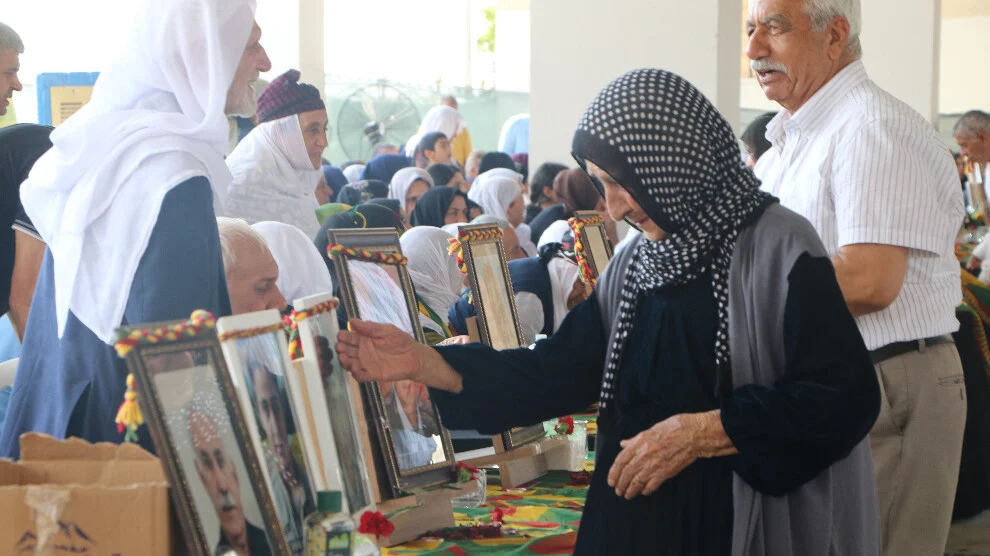 ژمارەیەک هاونیشتمانی باکووری کوردستان بە دیار وێنەی کورەکانیانەوە کە لە شەڕێ پەکەکە و سوپای تورکیا گیانیان لە دەستداوە