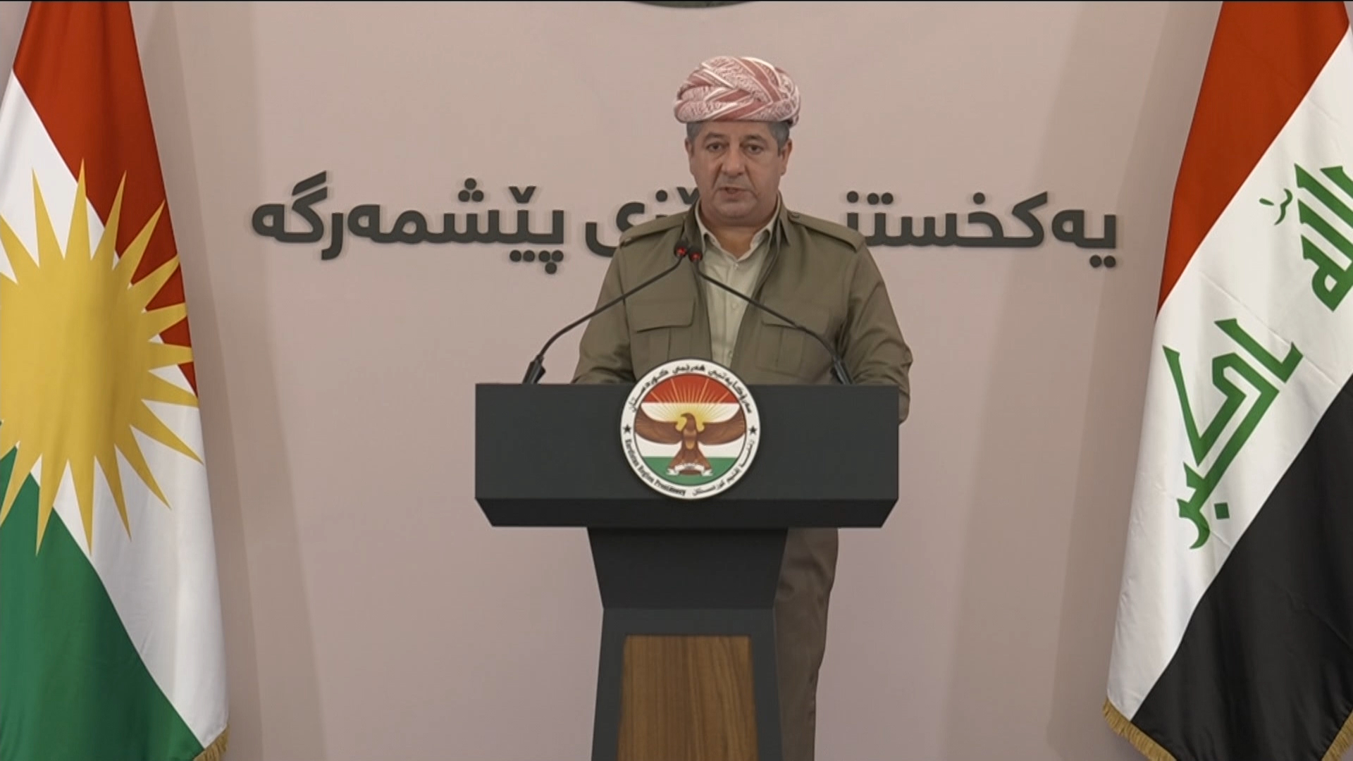 مەسرور بارزانی، سەرۆکوەزیرانی حکومەتی کاربەڕێکەری هەرێمی کوردستان لە ڕێوڕەسمی یەکخستنی پێشمەرگەدا