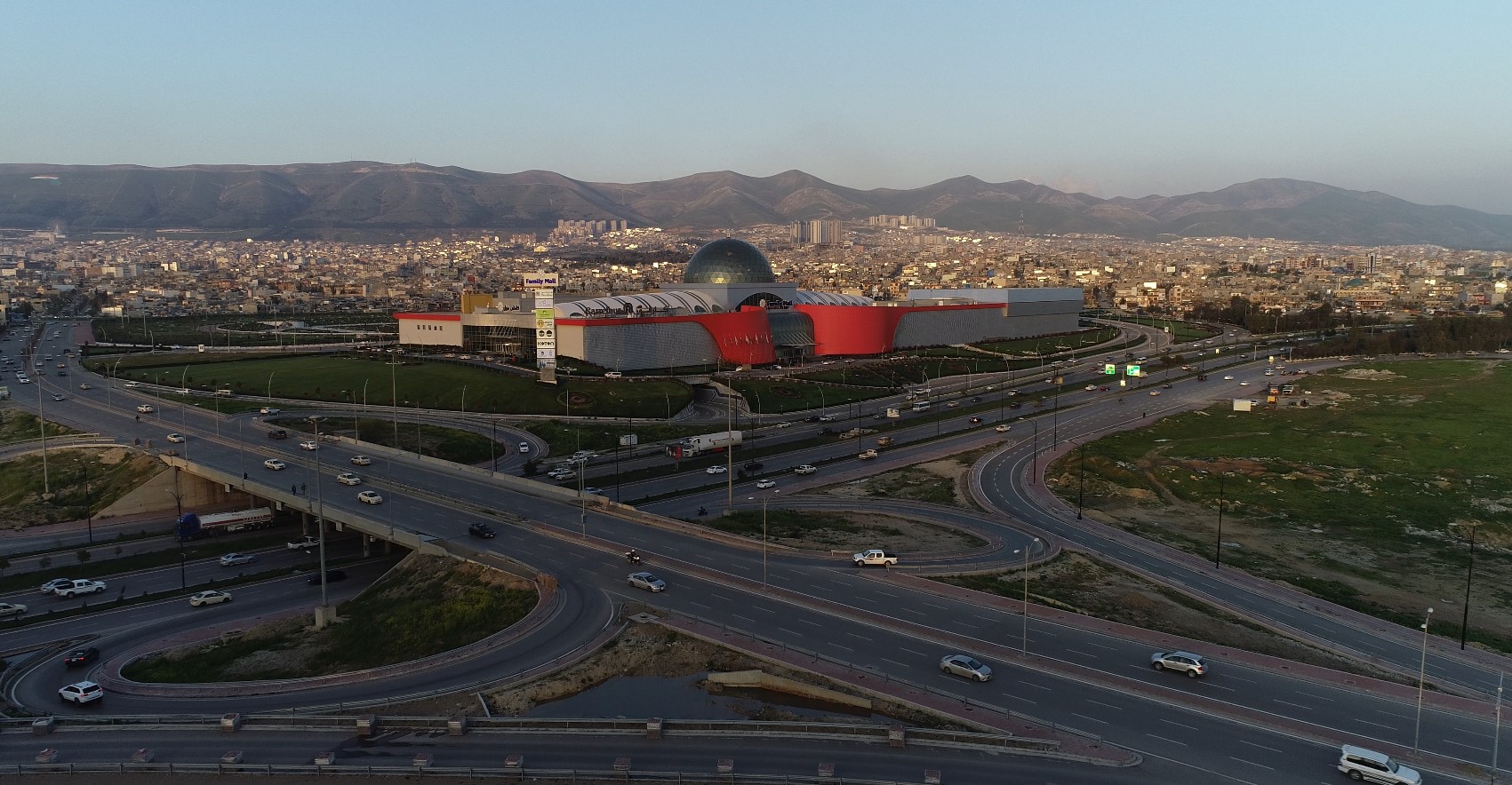 دیمەنێکی گشتیی باشووری شاری سلێمانی لە ئاسمانەوە