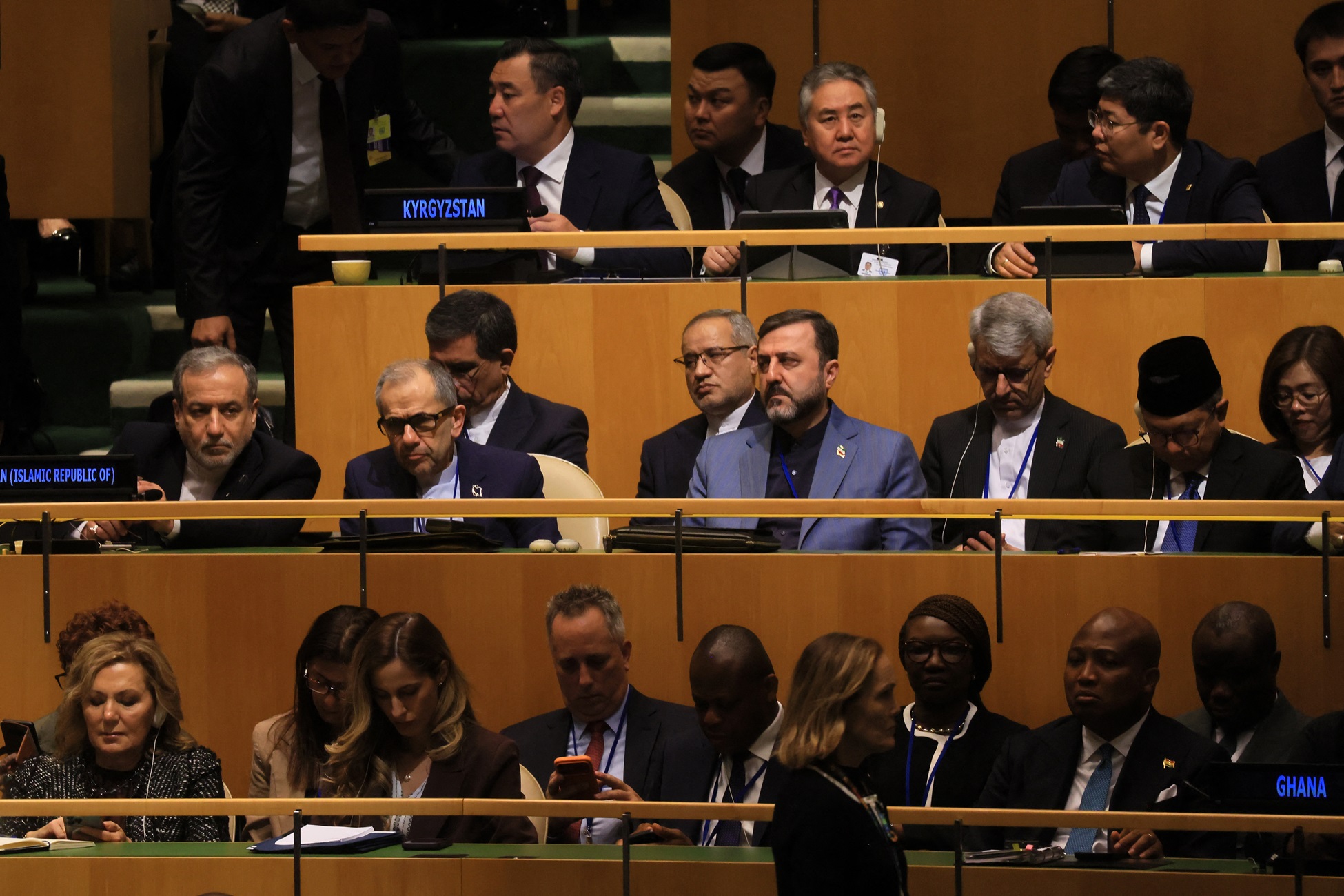عەباس عێراقچی، وەزیری دەرەوەلە تەنیشت شاندی دیپلۆمانی ولاتەکەی لە کۆبوونەوەی گشتیی نەتەوە یەکگرتووەکان، فۆتۆ: AFP