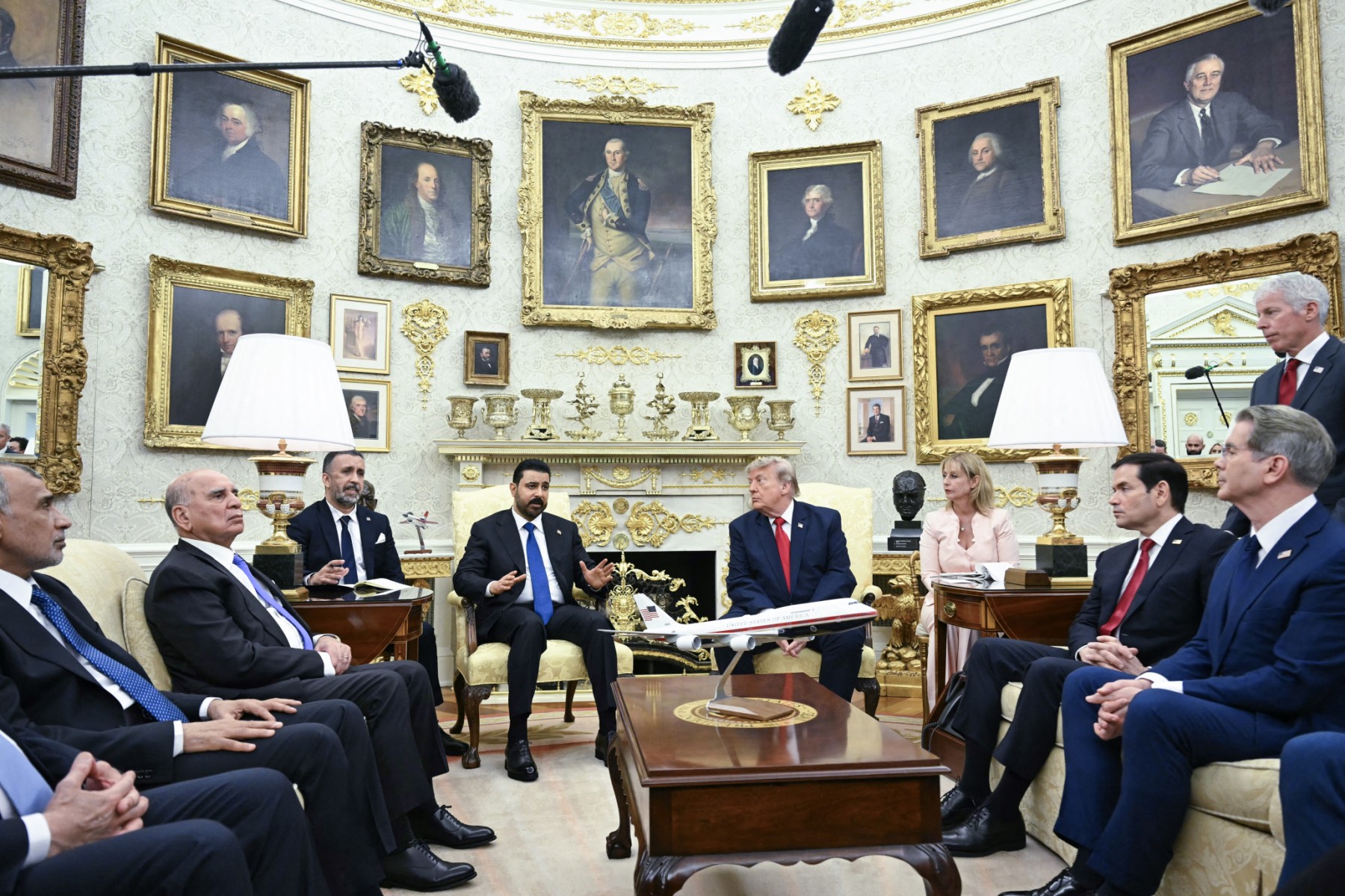 دیمەنێک لە کۆبوونەوەی دۆناڵد ترەمپ و عەلی زەیدی و شاندەکانی ئەمریکا و عێراق لە کۆشکی سپی لە شاری واشنتنی پایتەختی ئەمریکا. فۆتۆ: AFP

