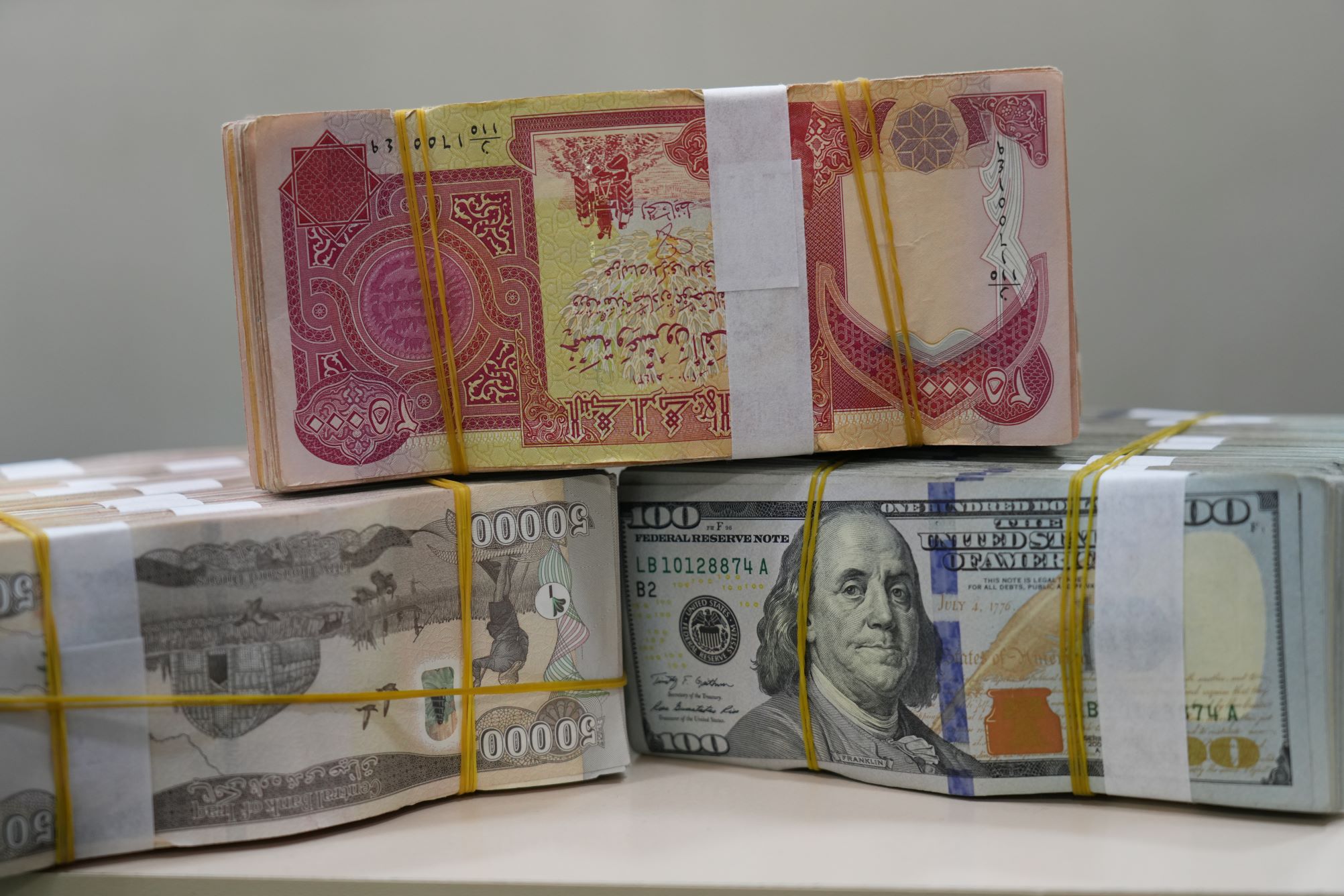 بەهای دۆلار دوای بەرزبوونەوەیەکی پێوانەیی بۆ 158 هەزار دینار دابەزی. فۆتۆ: حەمەسوور - کەناڵ8