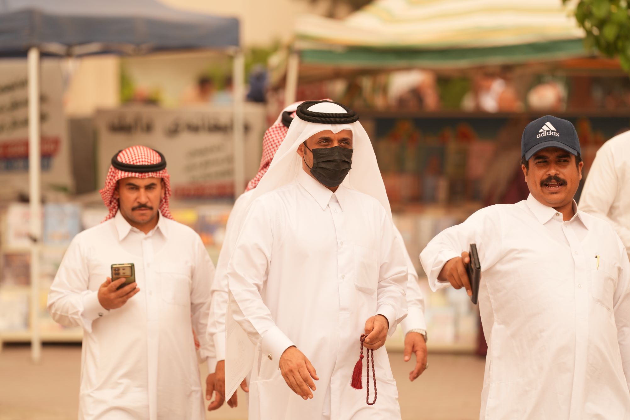 هاوڵاتییەک بۆ خۆپاراستن لە زیانەکانی خۆڵبارین کەمامەی بەستووە. فۆتۆ: حەمەسوور - کەناڵ8