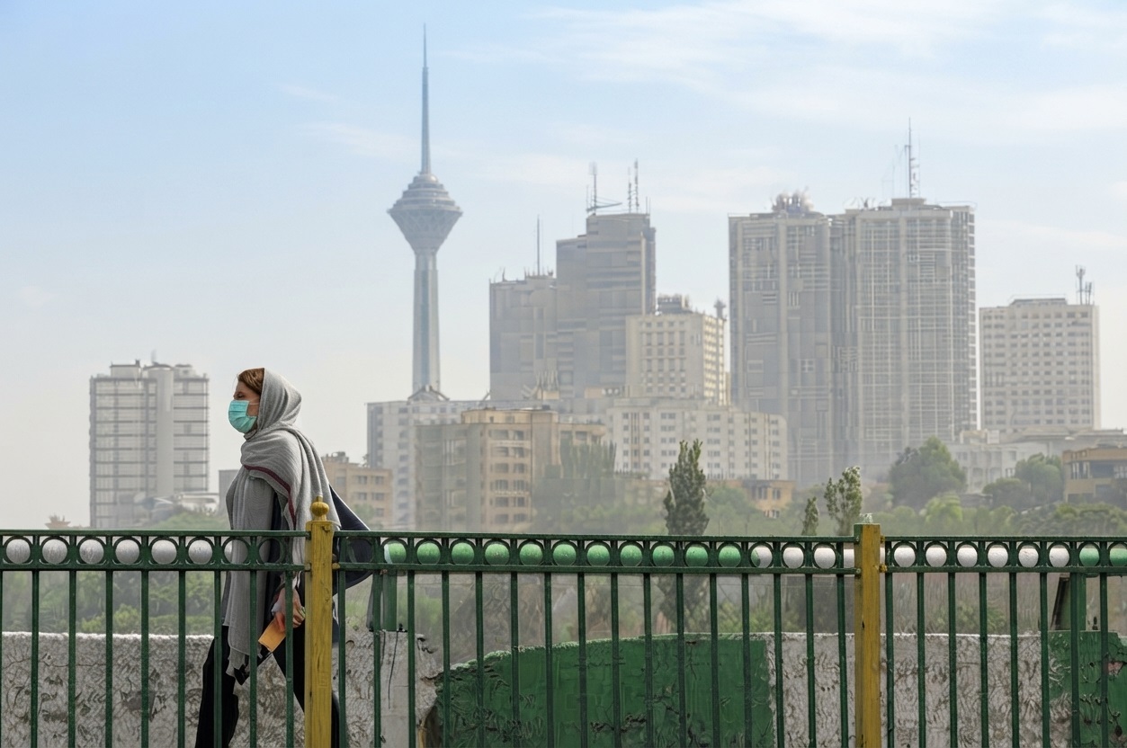 ئاسەوارى پیسبوونى ژینگەى تاران وایکردووە هاوڵاتییانى شارەکە بەردەوام ماسک بەکاربهێنن