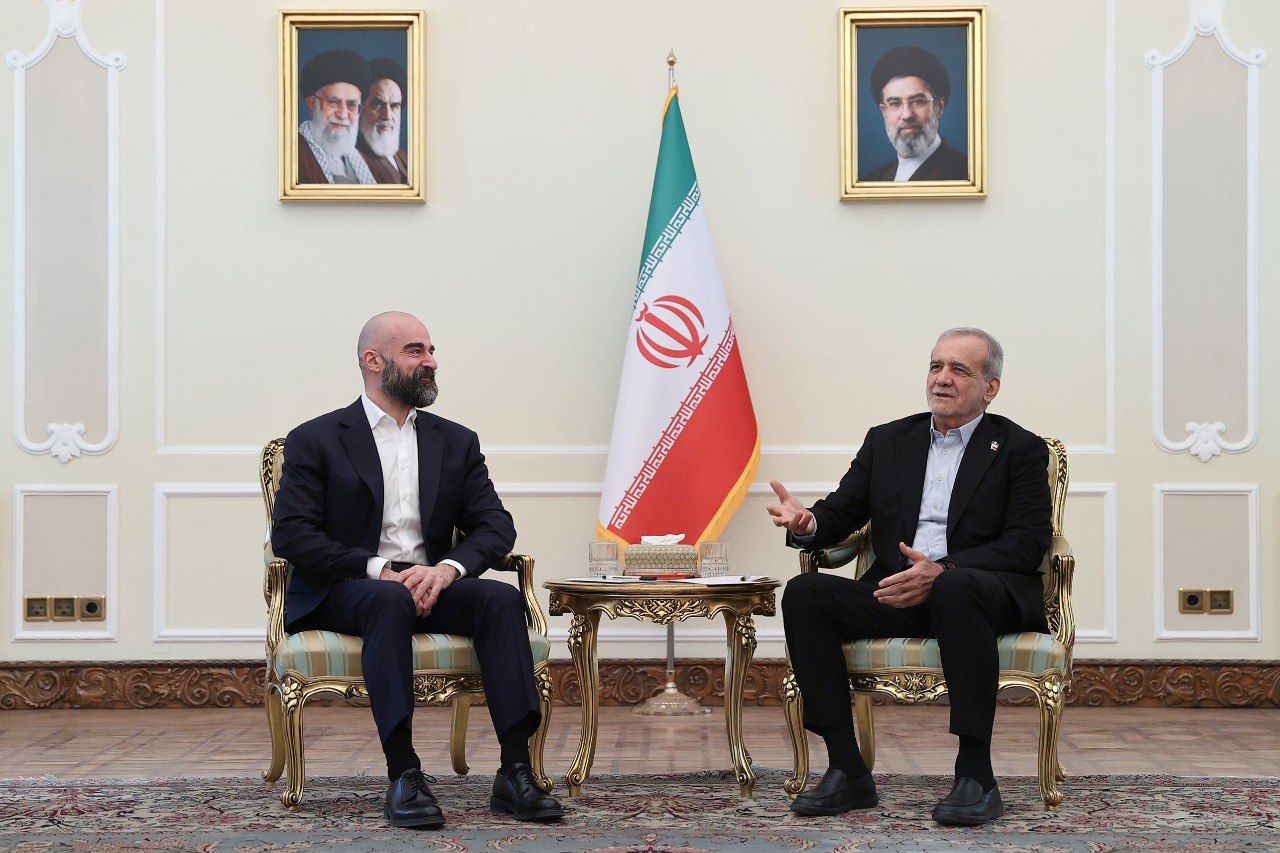 کۆبوونەوەی بافل جەلال تاڵەبانی، سەرۆکی یەکێتیی نیشتمانیی کوردستان و مەسعود پزیشکیان، سەرۆککۆماری ئیسلامی ئێران لە تاران