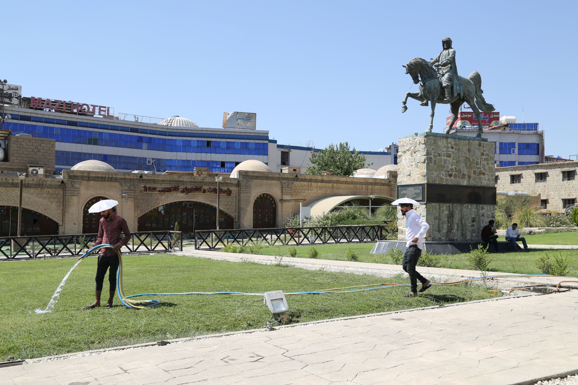 دیمەنێک لە کەشی بەرزبوونەوەەی پلەکای گەرما و ئاودێریکردنی چیمن و باخچەکانی بەردەرکی سەرای سلێمانی. فۆتۆ: حەمەسوور - کەناڵ8