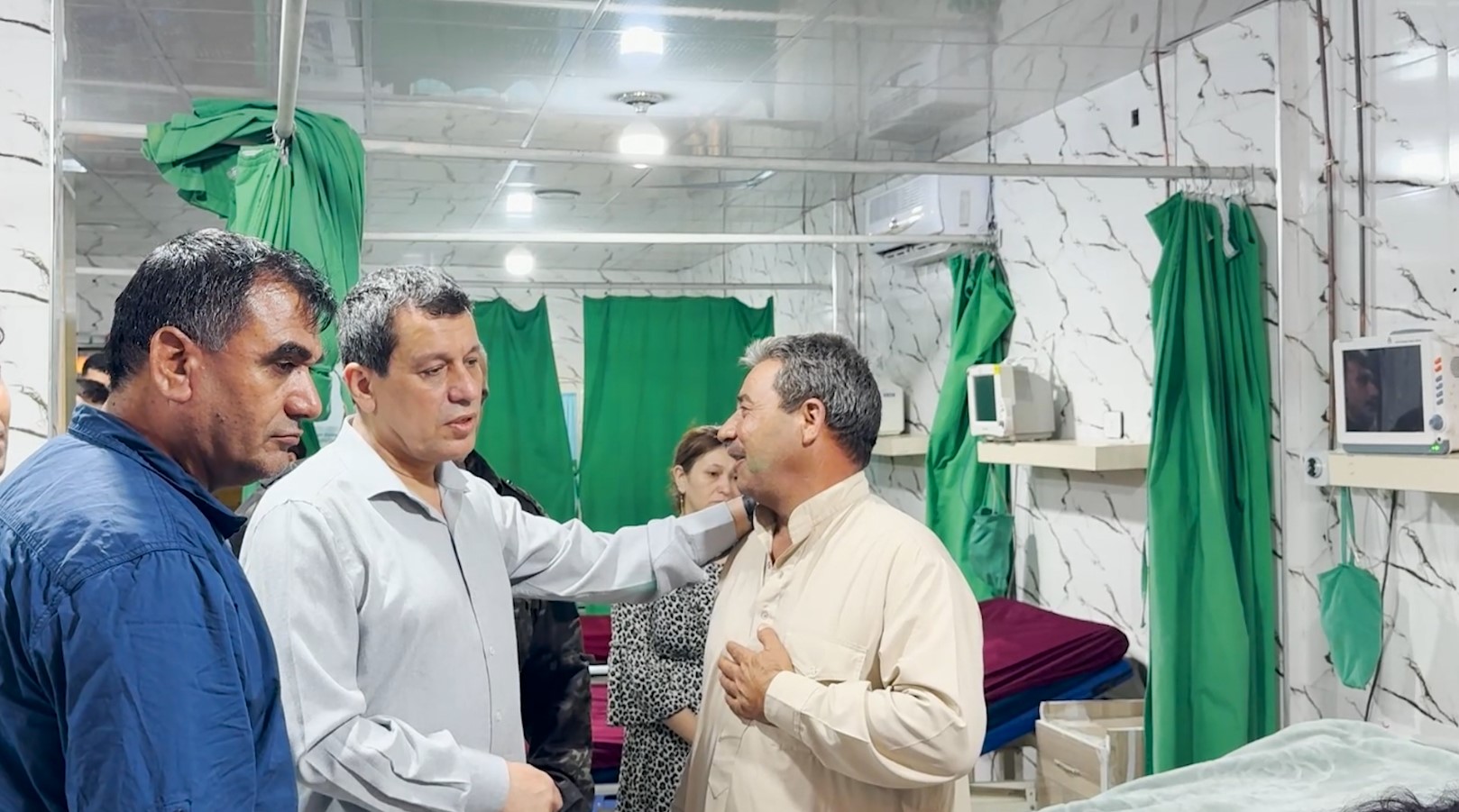 مەزڵوم عەبدی، ڕاوێژکاری سەرۆککۆماری سووریا لە کاتی سەردانی بریندارانی ڕووداوەکەی زیندانی کۆبانێ دا