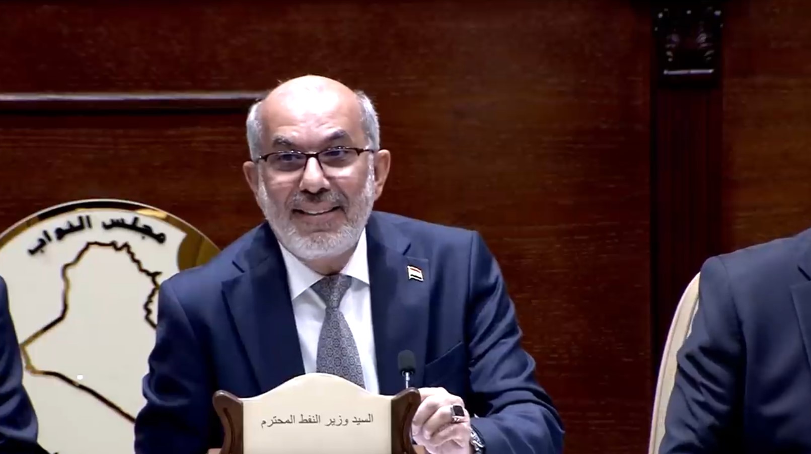 باسم محەممەد خزەیر، وەزیری نەوتی عێراق لە میانەى بەشداریکردنى لە دانیشتنێکى ئەنجوومەنى نوێنەران عێراق 