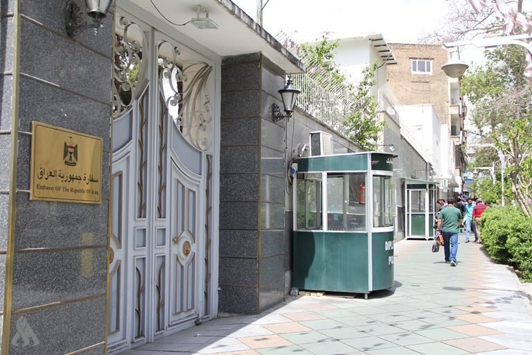 بەردەم باڵیۆزخانەی عێراق لە تارانی پایتەختی ئێران، فۆتۆ: ئاژانسی هەواڵی عێراق