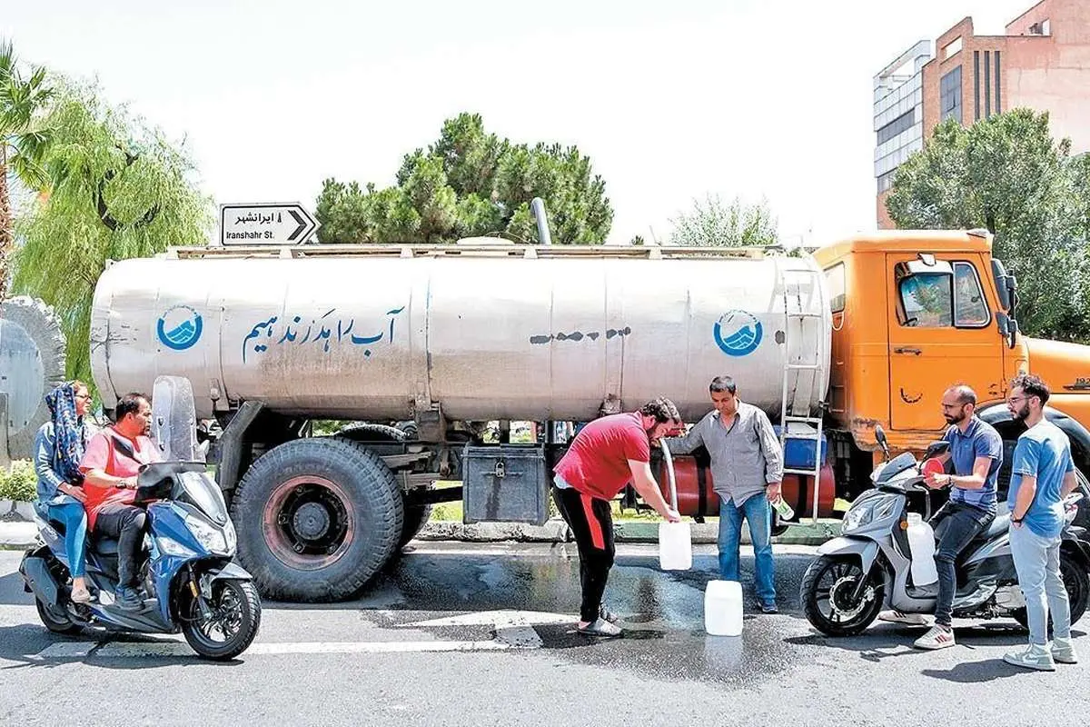چەند هاوڵاتییەکی تاران لە کاتی وەرگرتنی ئاو لەیەکێک لە تەنکەرەکانی دابەشکردنی ئاو