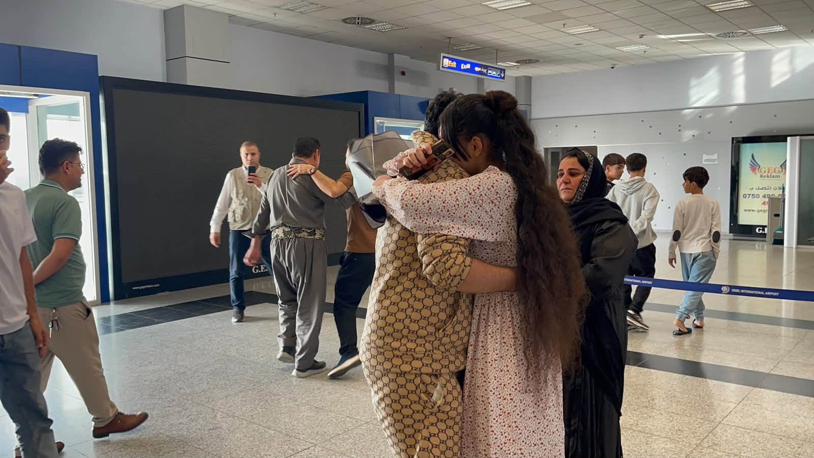 ساتى گەیشتنەوەى کۆچبەرە کوردەکان و شادبوونەوەیان بە کەسووکاریان