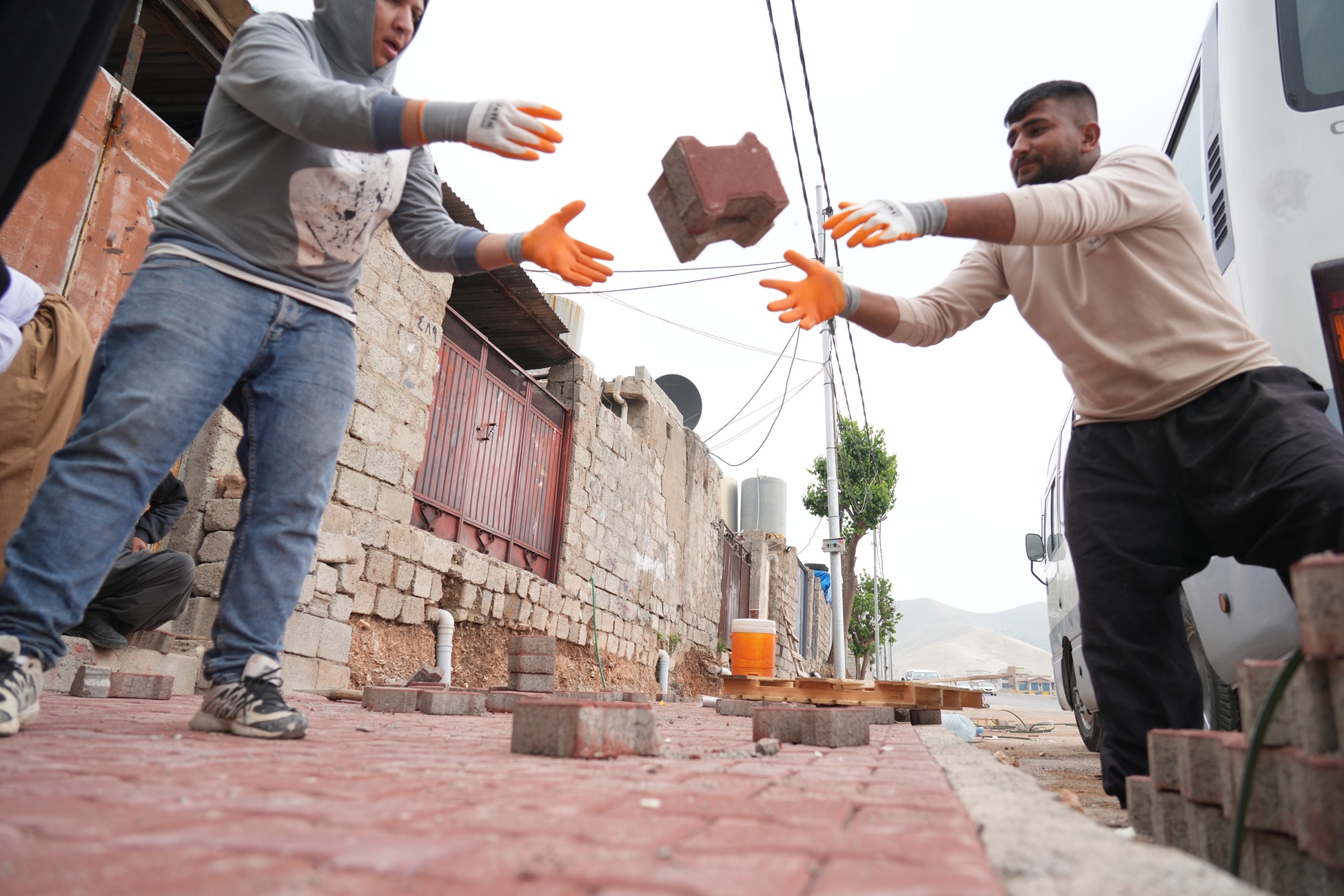 سلێمانى؛ دوو کرێکار لە کاتى کاردا 
فۆتۆ؛ حەمە سوور