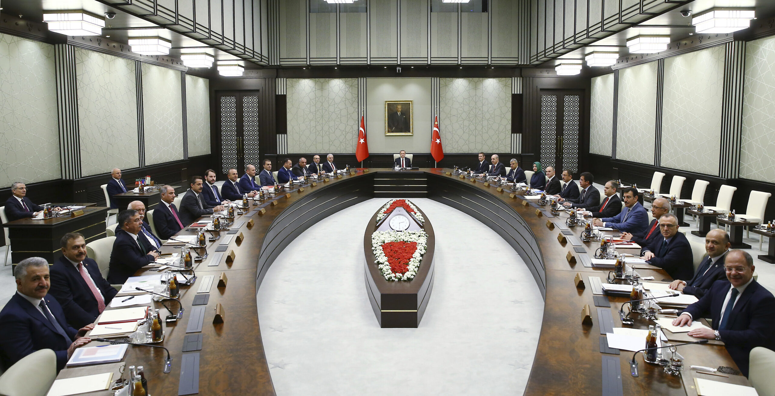 Serokomarê Tirkiyê Receb Teyib Erdogan, ku di navendê de ye, serokatiya yekemîn civîna kabîneya nû ya hikûmeta nû li Koşka Serokomariyê li Enqerê dike, roja Çarşemî 25ê Gulana 2016an.(Xizmetguzariya Çapemeniyê ya Serokatiyê/Wêne AP)