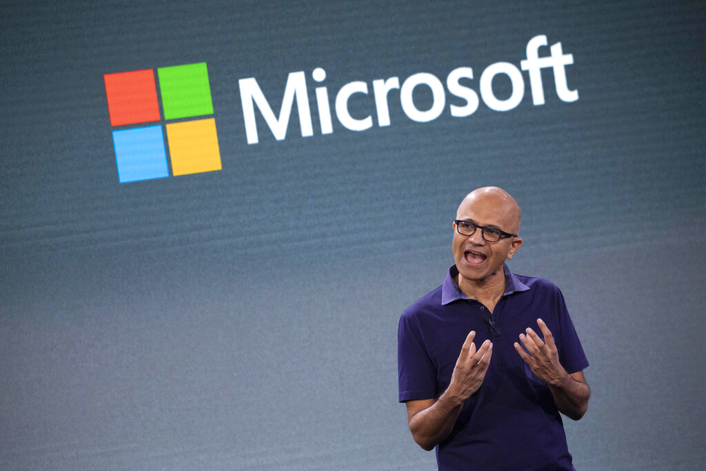 Rêveberê Microsoftê Satya Nadella di boneyeka kompanyayê de li New Yorkê gotarê dide. (Wêne; AP/Mark Lennihan)