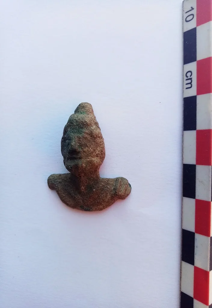 Peykerekî bronz ê mînyaturî yê Odysseus jî li Dibistana Homer hate dîtin.
