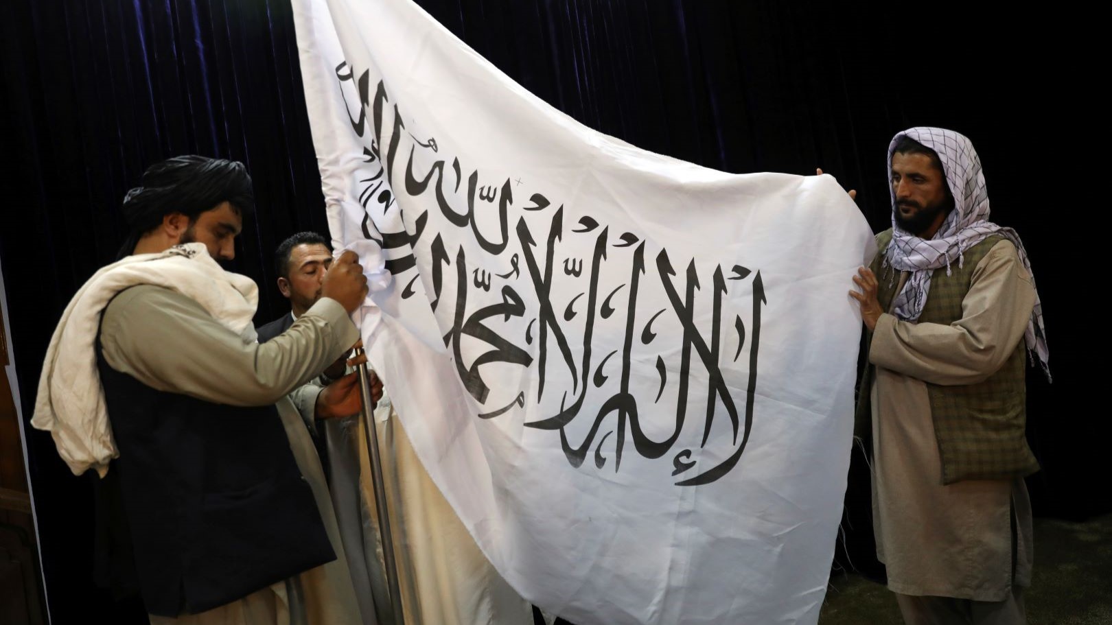 مقامات طالبان قبل از کنفرانس مطبوعاتی ذبیح الله مجاهد سخنگوی طالبان در مرکز اطلاع رسانی رسانه های دولتی در کابل. منبع عکس: AP
