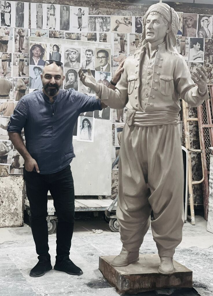 مجسمه ساز چنار نزار، مجسمەای برای هنرمند مشهور کردستان حسن زیرک خلق می کند.