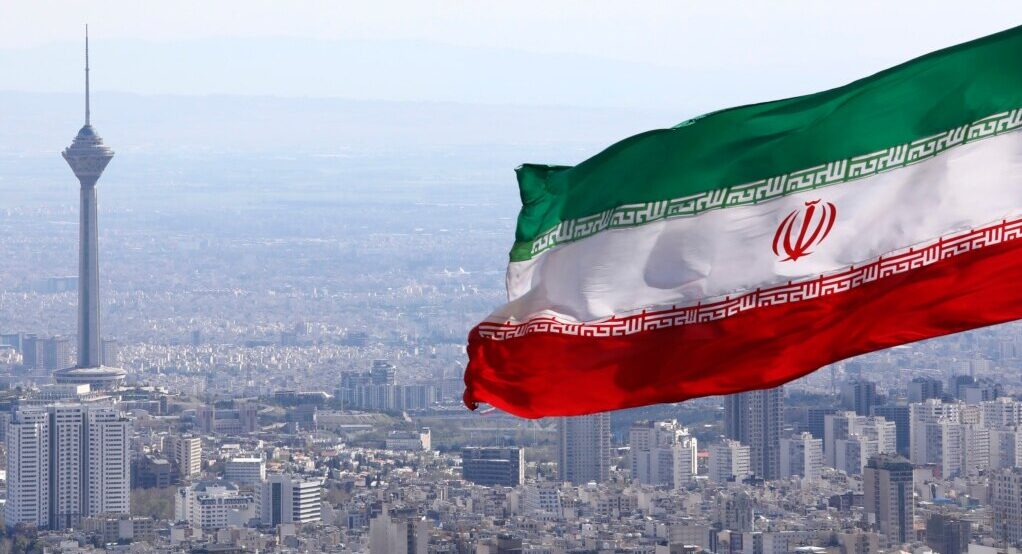 پرچم ایران بر فراز ساختمانی در تهران. عکس: آسوشیتدپرس