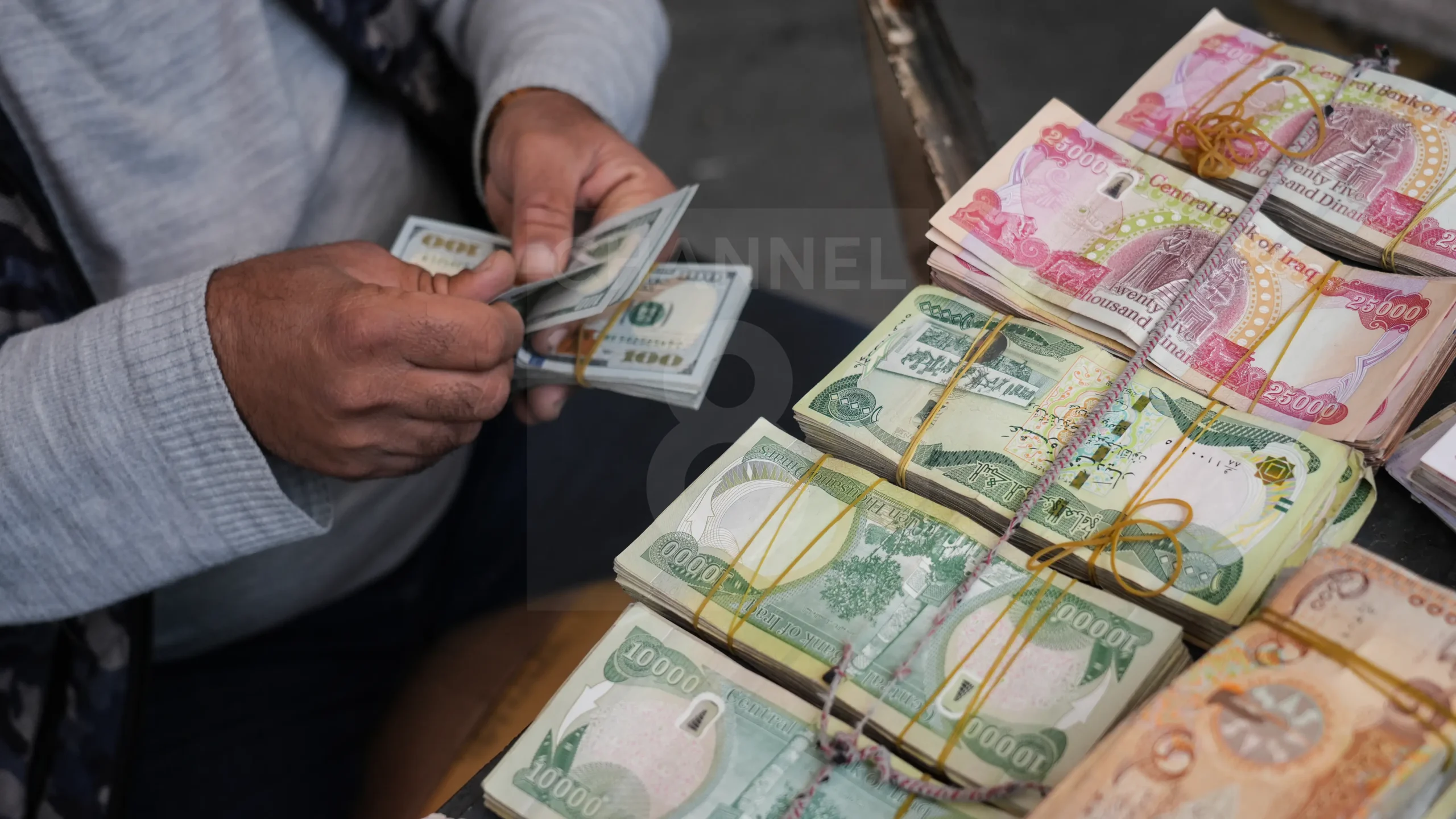 یک فروشنده ارز در بازار ارز سلیمانیه. عکس: حمە سور-کانال۸