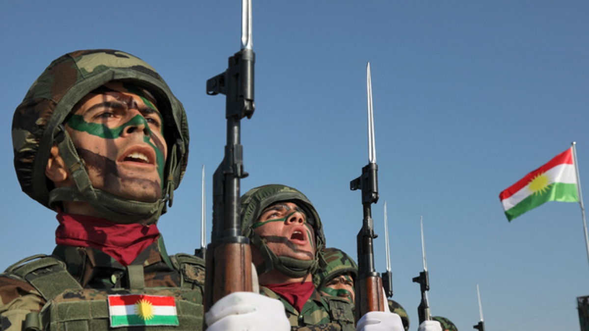نیروهای پیشمرگه کردستان در جریان آموزش و نمایش نظامی