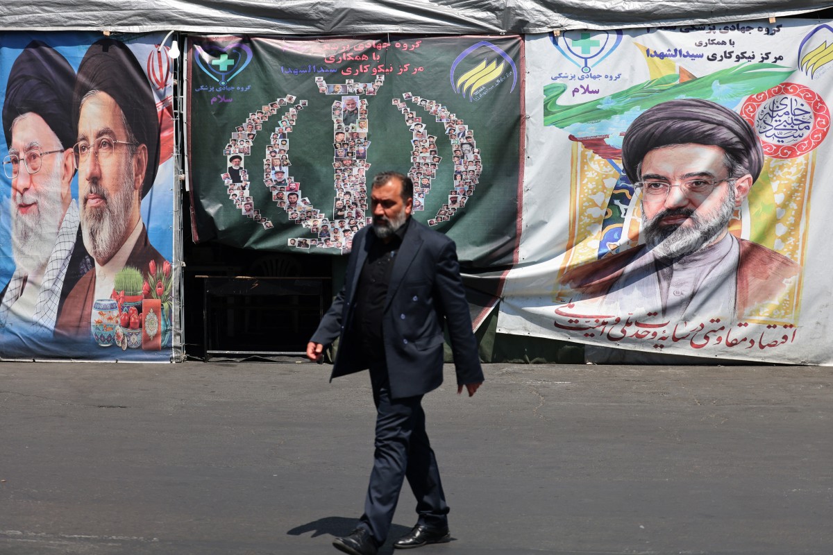 تصاویر آیت‌الله مجتبی خامنه‌ای، رهبر جدید ایران، و پدرش آیت‌الله علی خامنه‌ای در خیابانی در تهران، عکس:  AFP