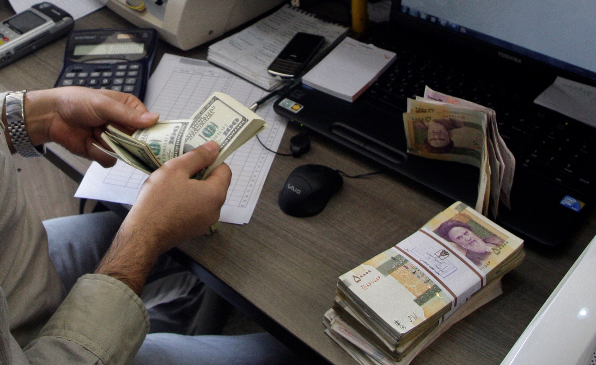 یک صرافی در تهران. عکس: آسوشیتدپرس