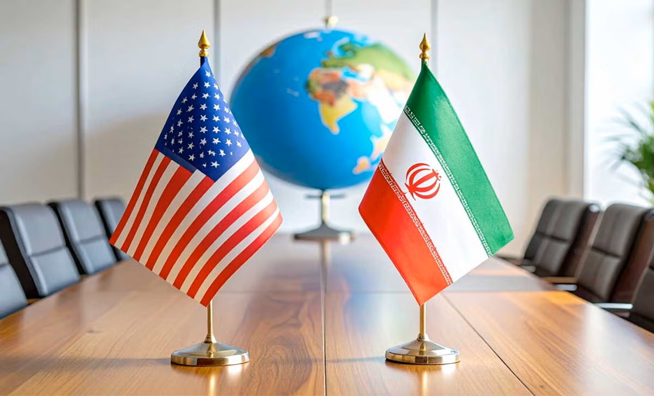 پرچم‌های آمریکا و ایران بر سر میز مذاکره.