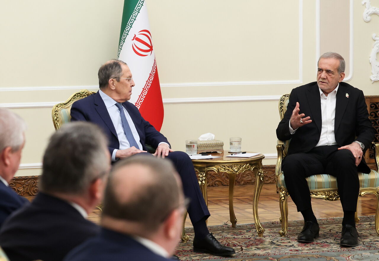 سرگئی لاوروف، وزیر امور خارجه روسیه و مسعود پزشکیان، رئیس جمهور ایران

