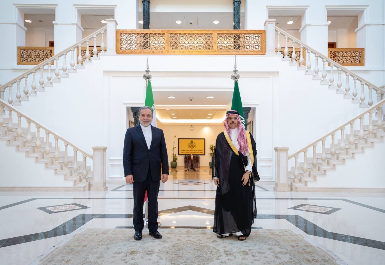 عباس عراقچی، وزیر امور خارجه ایران به همراه فیصل بن فرحان، وزیر امور خارجه عربستان)