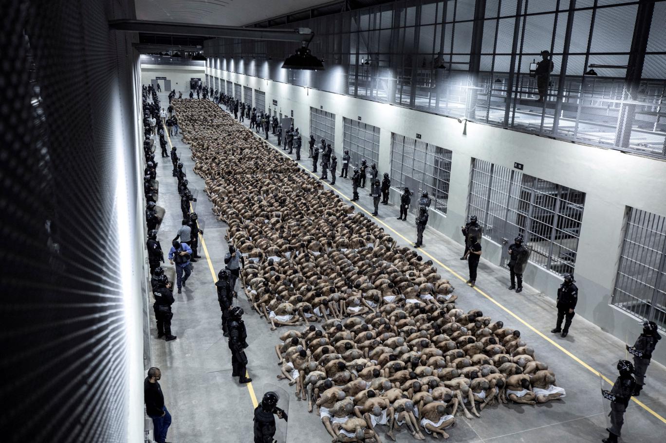  Mega hapishanede gardiyanlara ek olarak 600 asker ve 250 polis görev yapıyor. Mahkumların saçları 5 günde bir tıraş ediliyor / Fotoğraf: Reuters