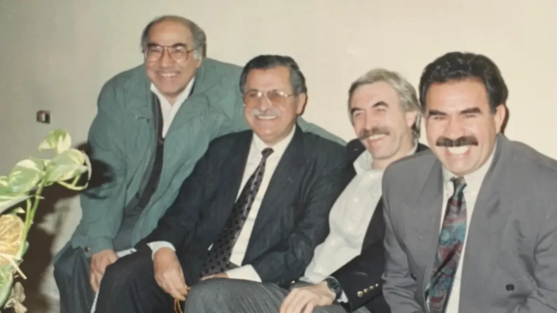 PKK Lideri Abdullah Öcalan (sağda-1), Cengiz Çandar (sağda-2) Kürdistan Yurtseverler Birliği Başkanı Celal Talabani (solda-2) ve Kamuran Karadaği (solda-1) / Fotoğraf: Çandar'ın arşivinden 
